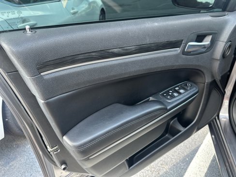 Used 2018 Chrysler 300 Touring L image 18