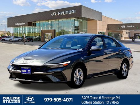 Used 2025 Hyundai Elantra SE image 3