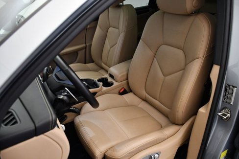 Certified 2023 Porsche Macan image 40
