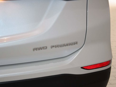 Used 2023 Chevrolet Equinox Premier image 7
