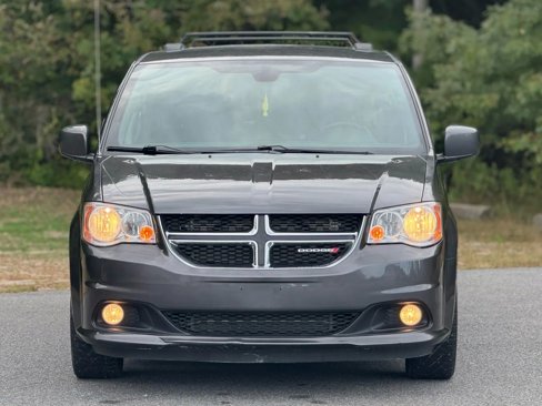 Used 2019 Dodge Grand Caravan SXT image 3