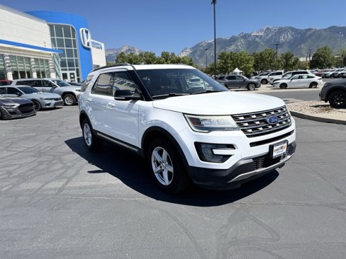 Used 2017 Ford Explorer XLT w/ Equipment Group 201A image 6