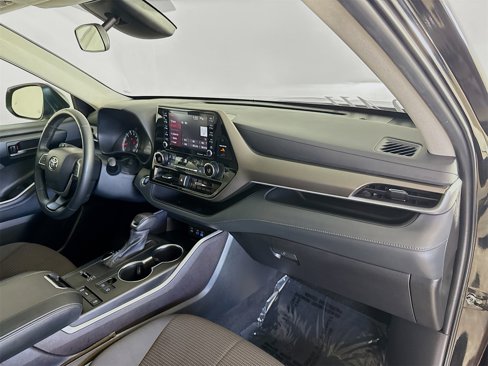 Used 2022 Toyota Highlander LE image 27