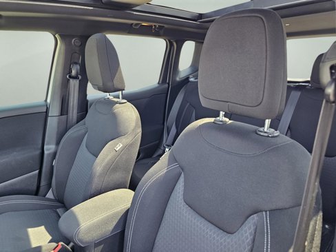 Used 2021 Jeep Renegade Latitude w/ Sun & Sound Group image 17