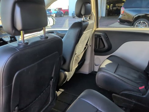 Used 2015 Chrysler Town & Country Touring image 25