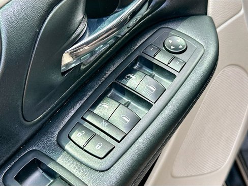 Used 2018 Dodge Grand Caravan SE w/ UConnect Hands-Free Group image 18