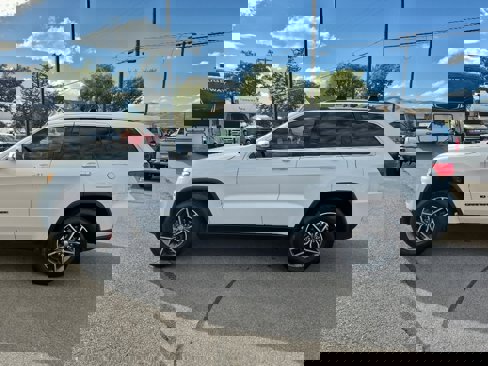 Used 2018 Jeep Grand Cherokee Limited image 2