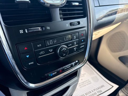 Used 2014 Chrysler Town & Country Touring image 24
