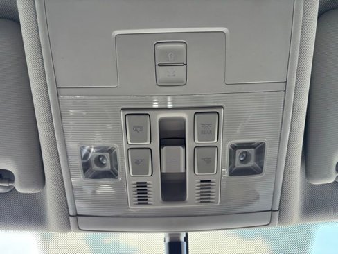Used 2021 Volkswagen Tiguan SE image 17