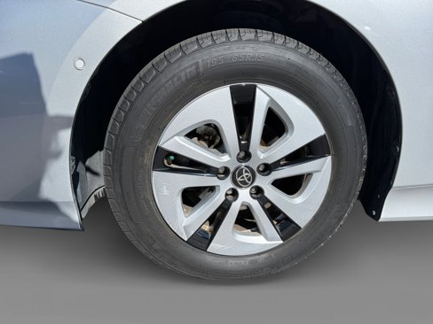 Used 2018 Toyota Prius Four image 9