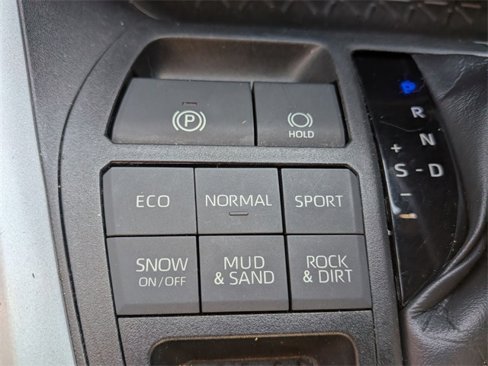 Used 2021 Toyota RAV4 LE image 16
