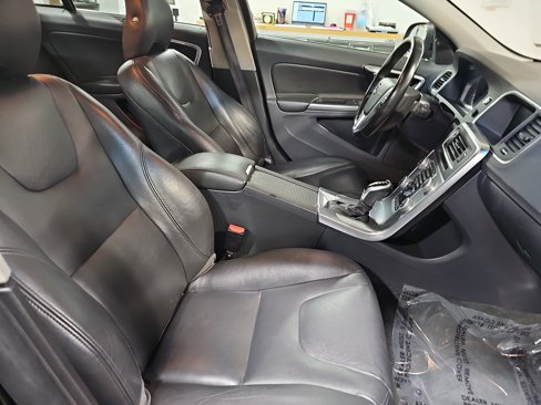 Used 2018 Volvo S60 T5 Inscription image 10