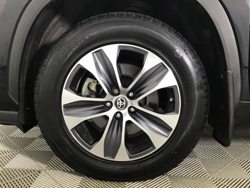 Used 2020 Toyota Highlander XLE image 29