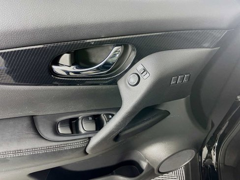 Used 2019 Nissan Rogue SL w/ Premium Package image 16