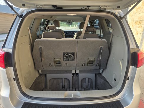 Used 2015 Kia Sedona LX image 17