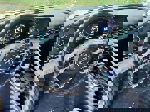 Used 2022 Hyundai Elantra Limited image 9