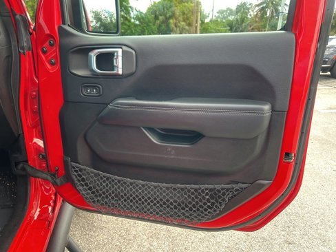 Used 2018 Jeep Wrangler Unlimited Sahara image 27