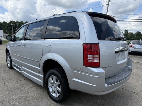 Used 2010 Chrysler Town & Country Touring image 4