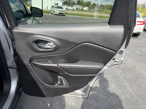 Used 2020 Jeep Cherokee Latitude w/ Cold Weather Group image 18