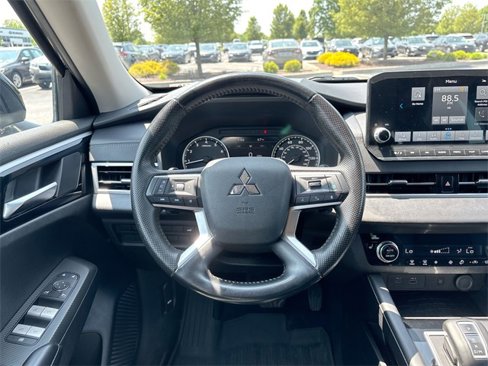 Used 2022 Mitsubishi Outlander SE image 11