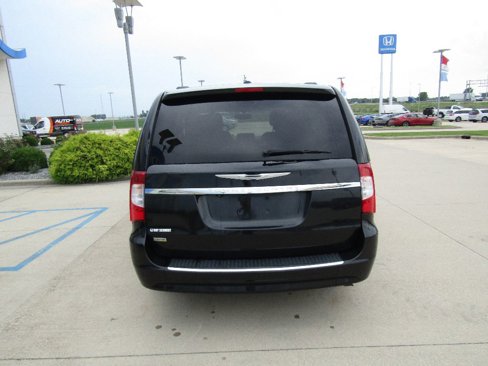 Used 2015 Chrysler Town & Country Touring-L image 6