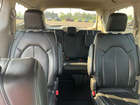 Used 2021 Chrysler Pacifica Touring-L image 21