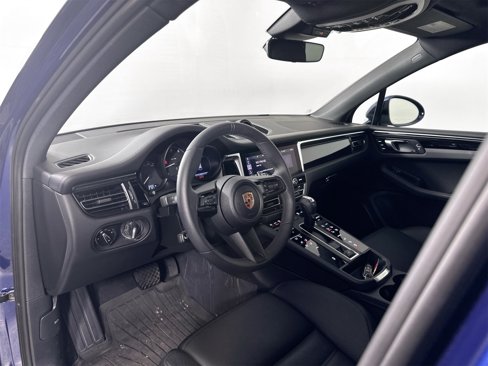 Certified 2025 Porsche Macan image 4