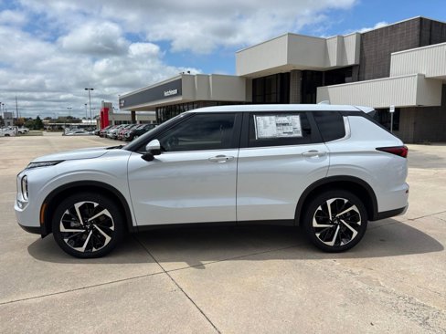 Used 2024 Mitsubishi Outlander SE image 4