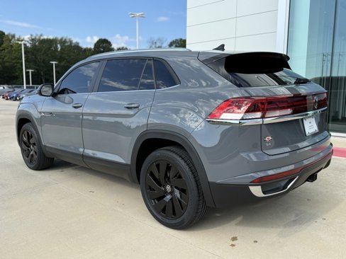 Used 2024 Volkswagen Atlas Cross Sport SE image 3
