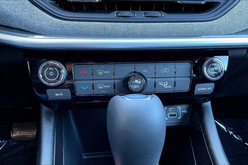 New 2025 Jeep Compass Latitude image 17