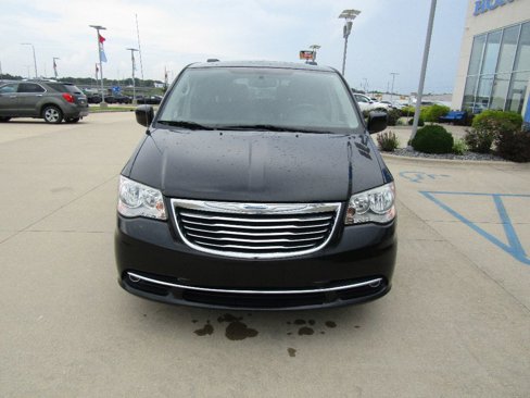 Used 2015 Chrysler Town & Country Touring-L image 2