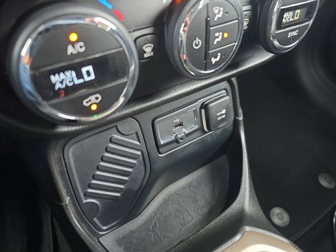 Used 2017 Jeep Renegade Limited image 28