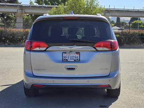Used 2018 Chrysler Pacifica Limited w/ Advanced Safetytec Group image 5