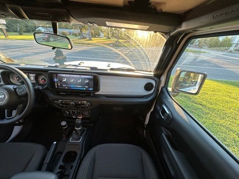 Used 2025 Jeep Wrangler Sport image 27