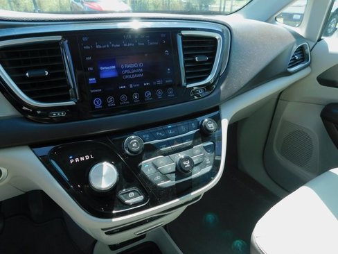 Used 2017 Chrysler Pacifica Touring-L Plus w/ Advanced Safetytec Group image 27