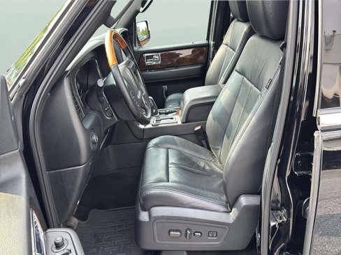 Used 2016 Lincoln Navigator Select image 12