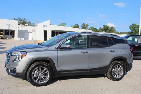 Used 2024 GMC Terrain SLT image 2