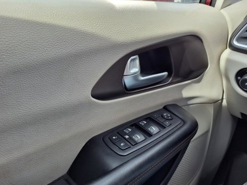 Used 2018 Chrysler Pacifica Touring-L Plus image 23