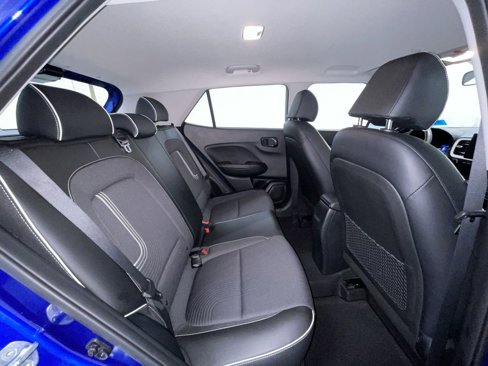 Used 2022 Hyundai Venue Limited image 11