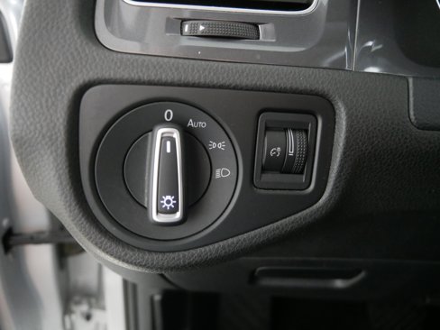 Used 2015 Volkswagen e-Golf SEL Premium image 26