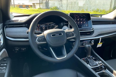 New 2025 Jeep Compass Latitude image 9