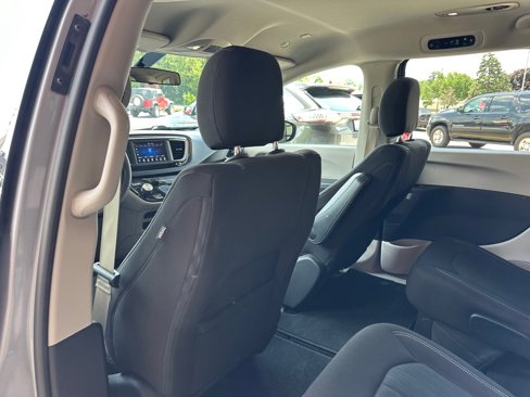 Used 2020 Chrysler Voyager LX image 11