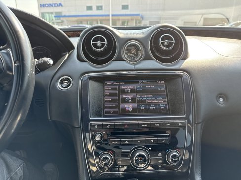 Used 2013 Jaguar XJ image 28