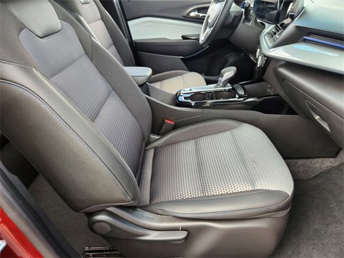 Used 2025 Chevrolet Trax LT w/ Driver Confidence Package image 17