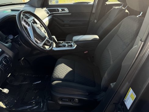 Used 2014 Ford Explorer XLT image 3