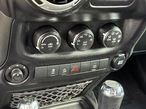 Used 2015 Jeep Wrangler Unlimited Rubicon w/ Connectivity Group image 29