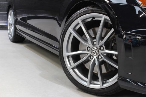 Used 2017 Volkswagen Golf R 4-Door image 15