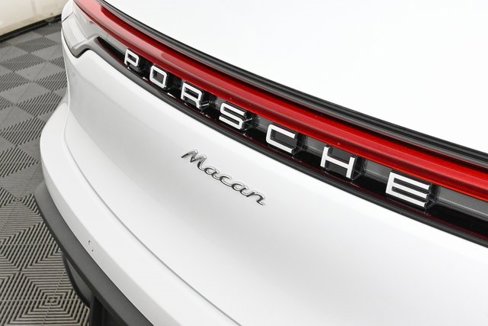 Certified 2025 Porsche Macan image 37