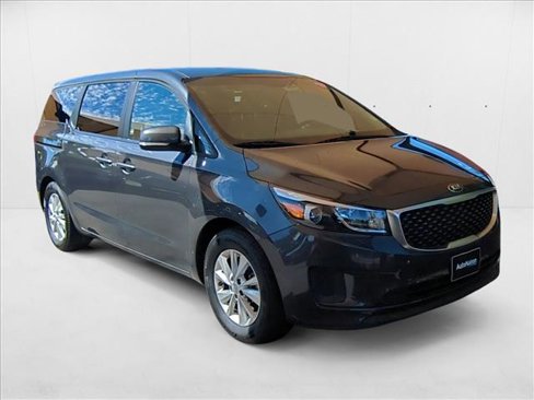 Used 2017 Kia Sedona LX image 3