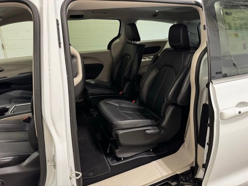 Used 2024 Chrysler Pacifica Select image 25